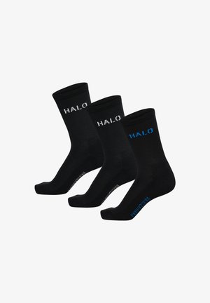 Drie paar zwarte enkelsokken met de tekst "HALO" vlak bij de bovenkant in wit en blauw, naast elkaar weergegeven op een witte achtergrond.