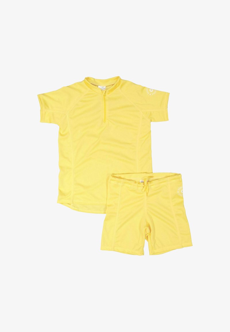 Gelbes, kurzärmliges Rashguard mit Reißverschluss am Ausschnitt und passender Badeshorts. Beide Teile haben eine glatte Textur und ein Logo auf den Shorts.