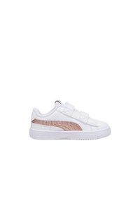 Zapatillas blancas con una franja perforada en rosa dorado, doble tira de Velcro, suela de goma y collar acolchado. Diseño limpio, textura suave.
