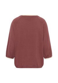 Pull en rose poussiéreux tricoté avec des manches bouffantes trois-quarts, des ourlets côtelés et un passepoil crème aux poignets et au col, vu de dos.