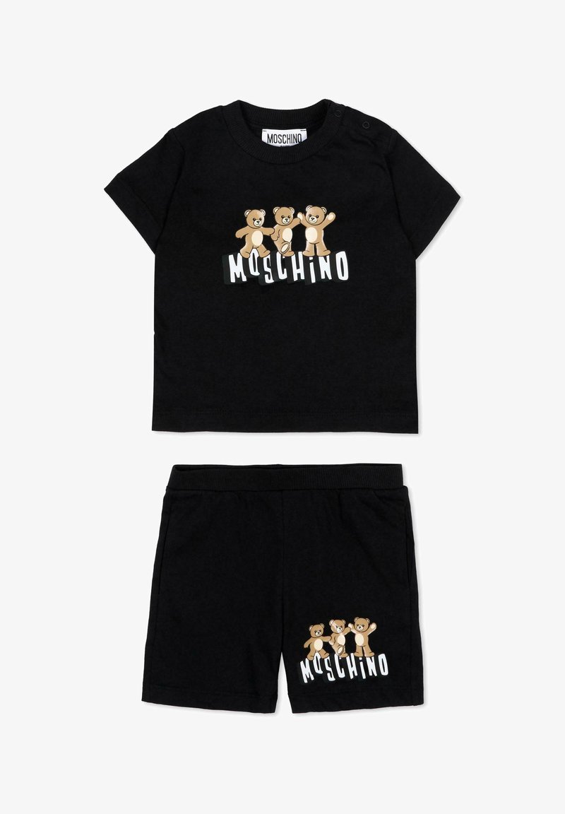 Ensemble pour enfants noirs composé d'un haut à manches courtes et d'un short, avec trois ours en peluche au-dessus du nom de la marque "Moschino" sur les deux pièces.