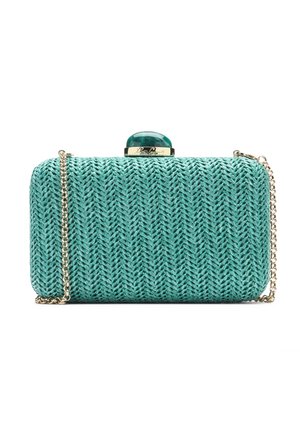 Torbica z nitkami v barvi modrozelene, pravokotne oblike, z zlatim verižnim trakom in okrasno zeleno zaponko v obliki kamna. Ima teksturiran vzorec cik-cak.