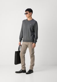 GANT Strikkegenser - dark grey melange