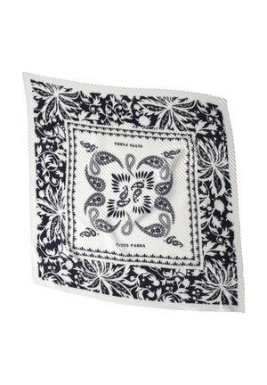 Biały szalik z czarnymi, misternymi kwiatowymi i paisley wzorami, z napisem „TUTTO PASSA” pośrodku.