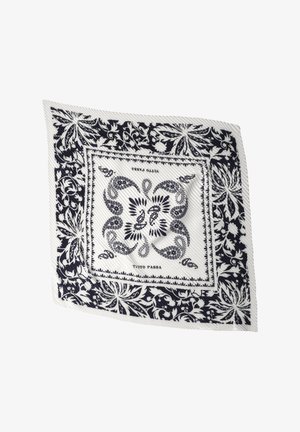 Hvidt tørklæde med sorte indviklede blomster- og paisleymønstre, med teksten "TUTTO PASSA" i midten.