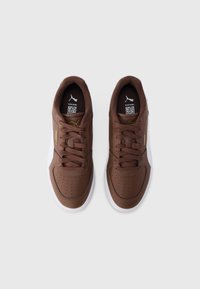 Καφέ συνθετικά αθλητικά παπούτσια με επίπεδα κορδόνια, διάτρητο μπροστινό μέρος, λευκή ελαστική σόλα και χρυσή λεπτομέρεια στο πλάι. Κομψός σχεδιασμός με επενδυμένο κολάρο.