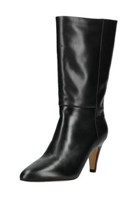 Černá kožená vysoká bota na podpatku se špičatou špičkou, hladkou texturou, výškou střední lýtka a minimem švů.