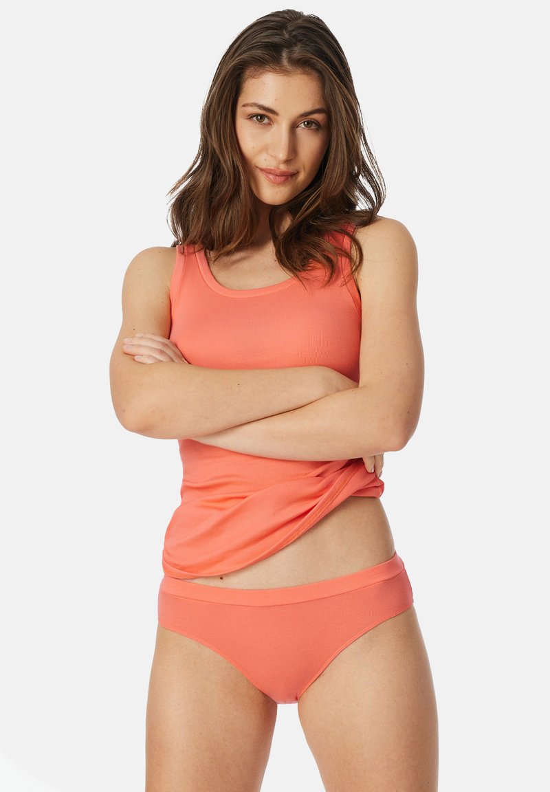 Top in cotone color corallo e bikini coordinato, realizzati in tessuto morbido e elastico. Presenta un collo a giro e bordi senza cuciture.