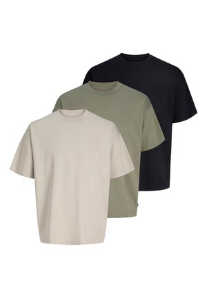 Drei schlichte T-Shirts mit kurzen Ärmeln und Rundhalsausschnitt in Beige, Olivgrün und Schwarz, übereinander auf einem weißen Hintergrund angeordnet.