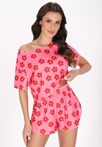 Roze short-sleeve top en bijpassende shorts met een rood bloemmotief. De stof heeft een gladde textuur en de shorts hebben een elastische tailleband.