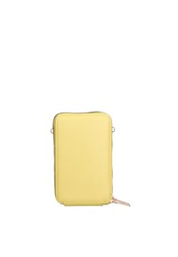 Pochette gialla in pelle con zip, dalla finitura texturizzata, forma rettangolare e un evidente dettaglio con zip dorata.