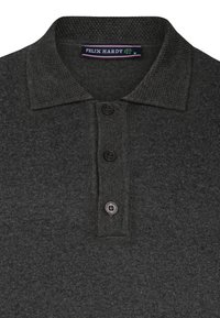 Mørkegrå polo t-shirt med en tekstureret krave, tre-knaps lukning og et mærke med "FELIX HARDY" i kontrastfarver.