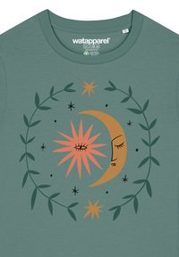 Grünes T-Shirt mit einem zentralen Motiv, das einen goldenen Halbmond und eine rosa Sonne zeigt, umgeben von dunkelgrünen Blättern und Sternen.