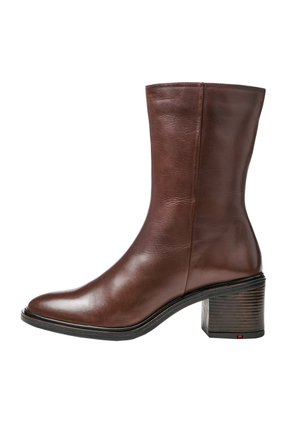 Botte en cuir marron mi-mollet avec un bout carré arrondi et un talon bloc empilé, présentant des coutures visibles et une texture lisse.