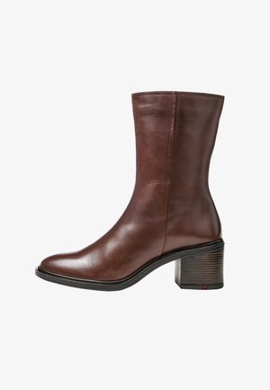 Botte en cuir marron mi-mollet avec un bout carré arrondi et un talon bloc empilé, présentant des coutures visibles et une texture lisse.