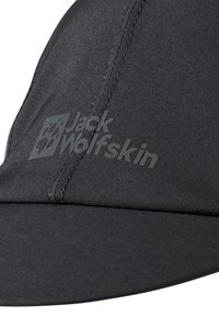 Gorra negra con un acabado de tela suave, que presenta un logotipo en relieve de "Jack Wolfskin" en la parte frontal y un visera curva.