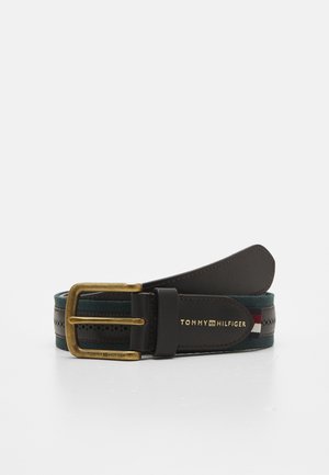 Schwarzer Leder- und Stoffgürtel mit Messingschnalle, Tommy Hilfiger Logo und kleinem rot-weiß-blauem Flaggen-Detail am Riemen.
