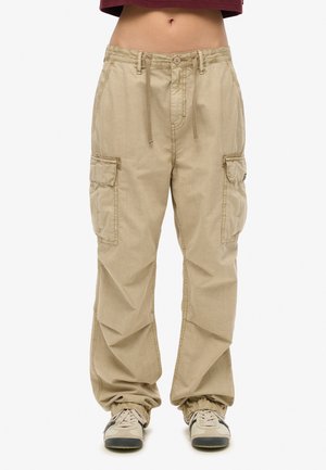 Beige cargo broeken met trekkoord in de taille, twee zijzakken en elastische boorden. Gemaakt van lichtgewicht stof, met gestikte details.