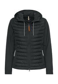 Zwarte pufferjack met een capuchon, voorzien van een ritssluiting, ribbeltextuur op de bovenhelft en een gladde stof op de onderhelft; verfraaid met een leren label.