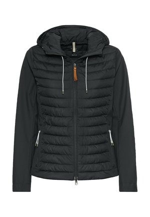 Zwarte pufferjack met een capuchon, voorzien van een ritssluiting, ribbeltextuur op de bovenhelft en een gladde stof op de onderhelft; verfraaid met een leren label.