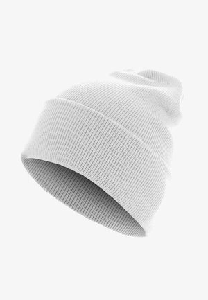 Witte gebreide beanie met een zachte textuur, voorzien van een ribbelpatroon en een iets slappe vorm, omgeslagen aan de rand.