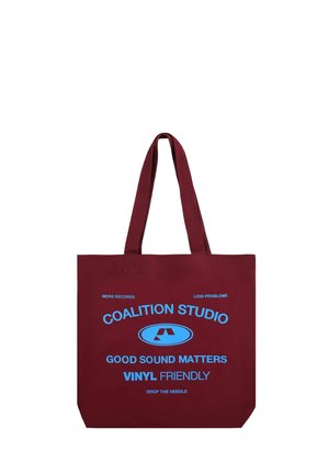 Bordowa torba typu tote z niebieskim napisem: "Coalition Studio," "Good Sound Matters," "Vinyl Friendly," i "More Records Less Problems."