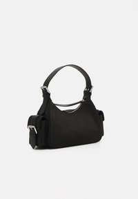 Bolsa preta com um acabamento suave, design curvado, ferragens prateadas e uma alça ajustável com bolsos laterais para uma funcionalidade adicional.