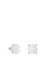 Pendientes redondos y translúcidos de color blanco con herrajes plateados. Cada pendiente cuenta con cuatro garras que sostienen la piedra, creando un diseño elegante.