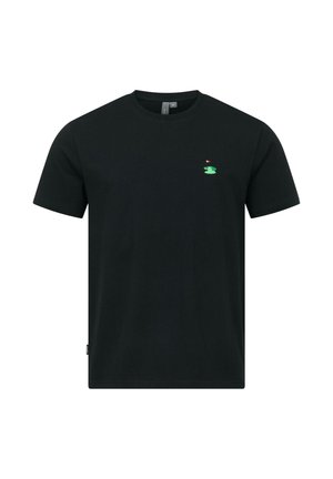 Svart T-skjorte med korte ermer, med liten grønn golfbane og rød flagglogo på venstre bryst, rund hals og rett linning.