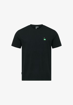 Czarna koszulka z krótkim rękawem z małym zielonym logo pola golfowego i czerwoną flagą na lewej piersi, z okrągłym dekoltem i prostym dołem.