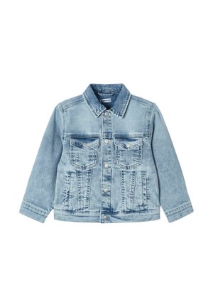 Giacca in denim azzurro chiaro con maniche lunghe, chiusura frontale con bottoni, due tasche sul petto e colletto classico. Tessuto liscio con sfumature delicate.