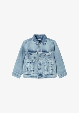 Giacca in denim azzurro chiaro con maniche lunghe, chiusura frontale con bottoni, due tasche sul petto e colletto classico. Tessuto liscio con sfumature delicate.