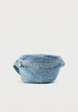 Banane en denim bleu clair avec un motif léopard, dotée d'une fermeture éclair argentée et d'un logo sur le devant.