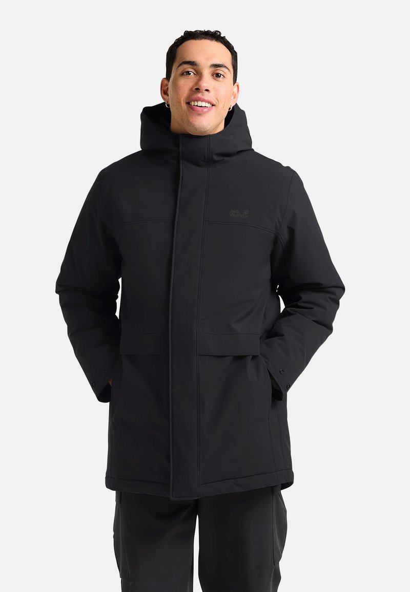 Parka noire isolée avec capuche, dotée d'une fermeture éclair à l'avant et de boutons-pression, de deux poches avant et d'une texture douce et lisse.