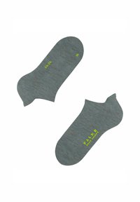 Szare skarpetki do kostek wykonane z teksturowanej tkaniny. Zawierają żółte logo i oznaczenie rozmiaru. Projekt skarpetek dostosowany do lewej i prawej stopy dla lepszego dopasowania.