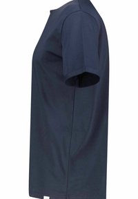 Marineblaue Baumwoll-T-Shirt mit Rundhalsausschnitt, kurzen Ärmeln und geradem Schnitt, das eine glatte Textur und minimale Details aufweist.