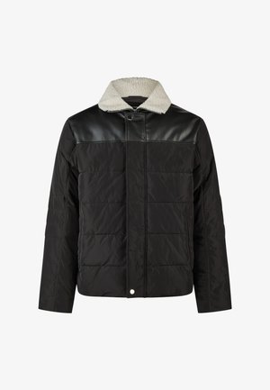Chaqueta negra acolchada con tapeta de imitación de cuero y cuello sherpa blanco, cremallera frontal oculta bajo tapeta con botones a presión.
