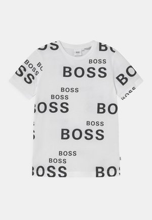 Camiseta blanca de manga corta con cuello redondo, que presenta el texto "BOSS" en negro repetido en varios tamaños a lo largo de la tela.