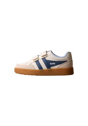 Baskets Gola blanches et bleu marine avec deux bandes Velcro et une semelle en caoutchouc marron, vues de profil sur fond blanc.