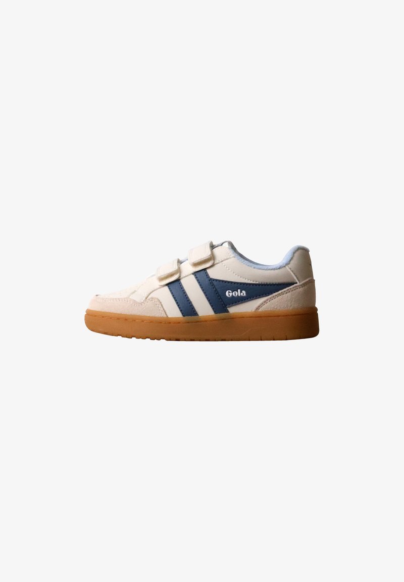 Baskets Gola blanches et bleu marine avec deux bandes Velcro et une semelle en caoutchouc marron, vues de profil sur fond blanc.