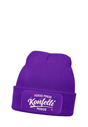 Purple knitted beanie with folded edge featuring a patch that reads "Hokus Pokus Konfetti Modus" surrounded by small confetti illustrations.