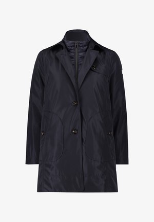 Sötétkék, könnyű dzseki sima anyagból, gombos záródással, két nagy elülső zsebbel és klasszikus gallérkialakítással.