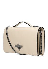 Beige leren handtas met een kettingband, voorzien van een decoratief zilveren bij-embleem aan de voorkant en zwarte afwerking langs de randen.