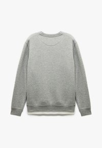 Sudadera gris con cuello redondo y mangas largas. Presenta una tela texturizada y puños y dobladillo acanalados. Diseño simple y clásico.