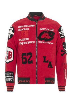 Rote Bomberjacke mit Reißverschluss vorne, besticktem Text, Patches und gerippten Bündchen und Saum. Sie verfügt über auffällige Grafiken und verschiedene Texturen.
