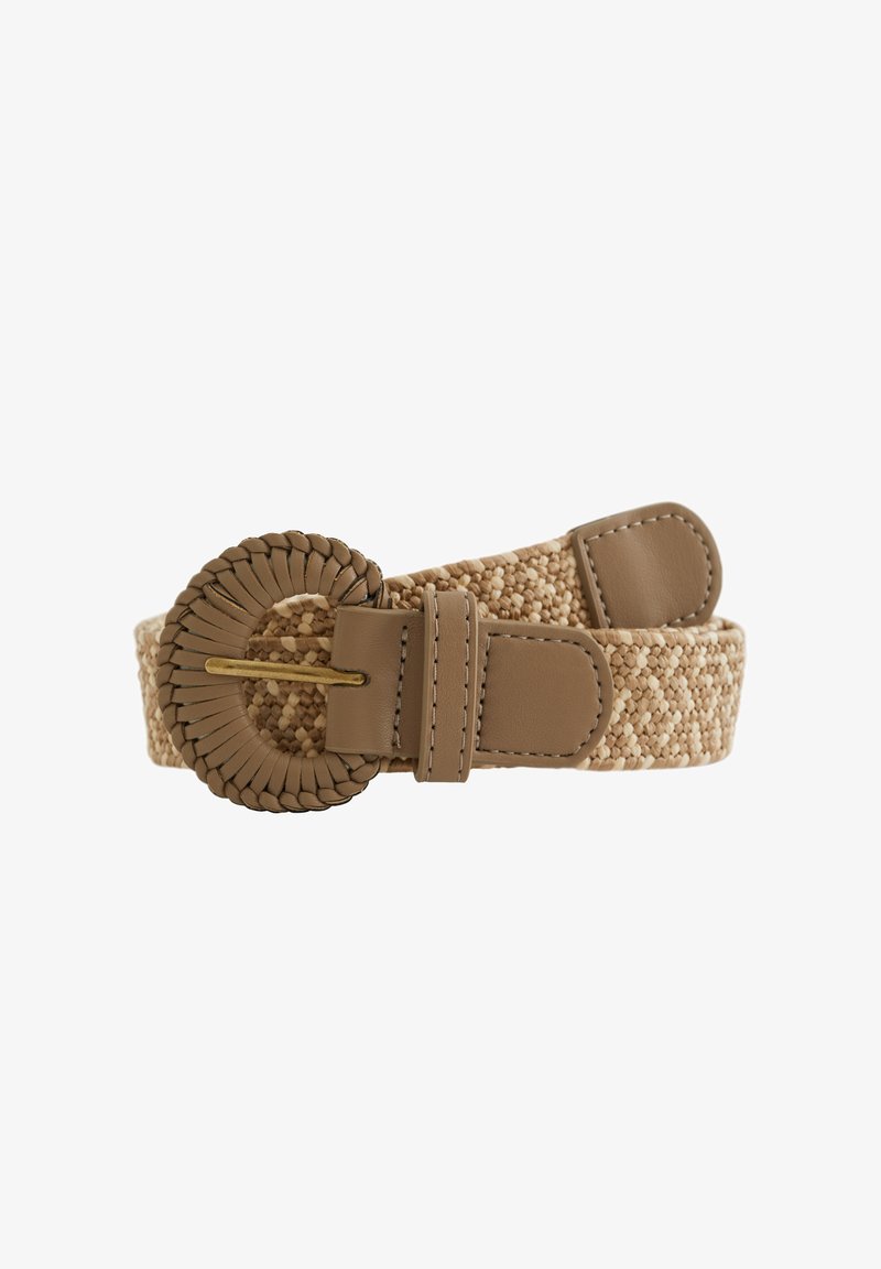 Tkaný pás v pieskovej farbe s širokým, textúrovaným materiálom a okrúhlou, vrúbkovanou koženou prackou. Obsahuje hladké kožené akcenty a nastaviteľnú dĺžku.