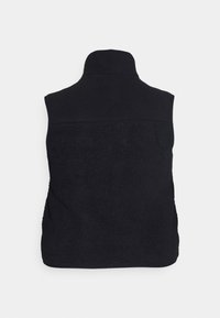 Svart väst med hög krage, med en strukturerad fleecekropp och slät övre del. Ingen synlig hårdvara eller accenter.