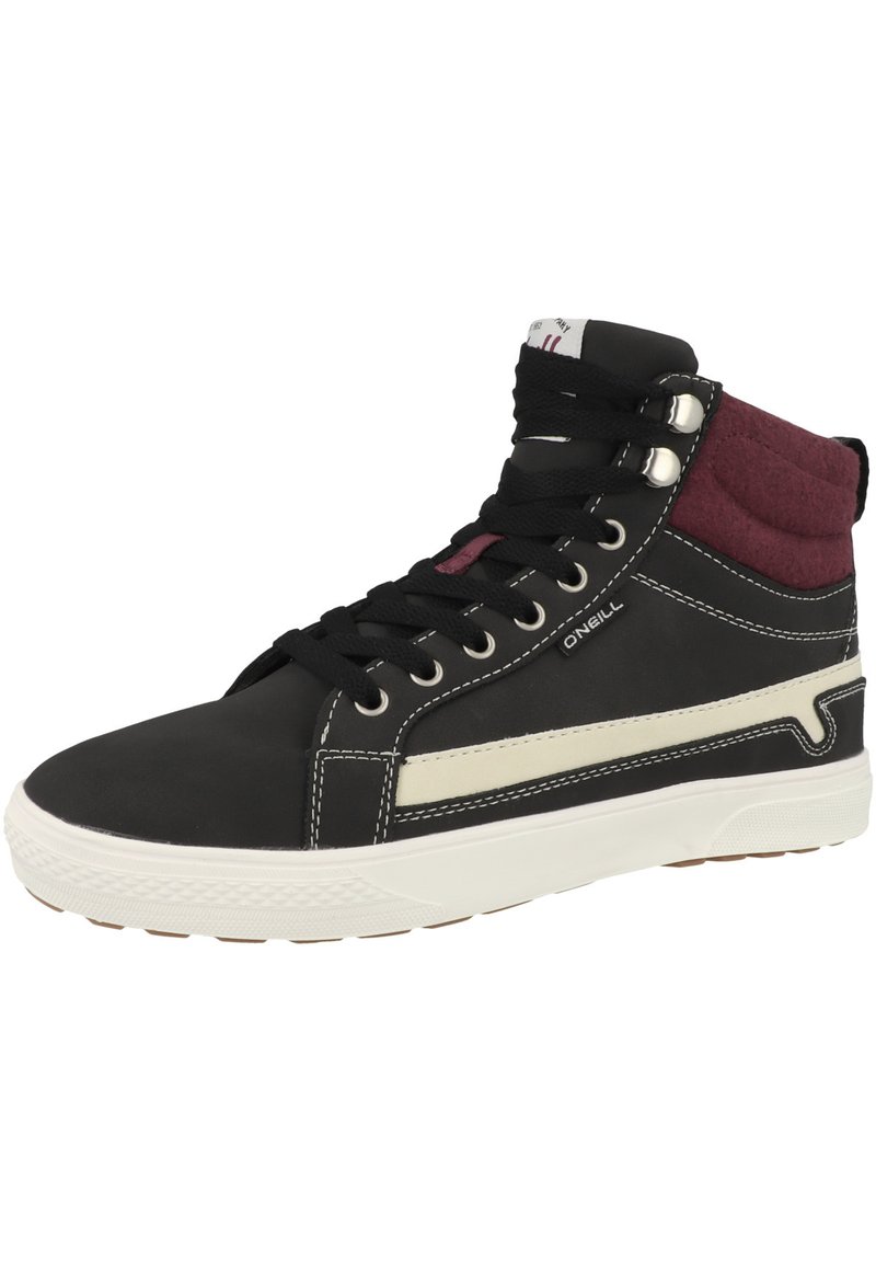 Zapatillas altas hechas de material sintético negro con un cuello de fieltro burdeos, acentos blancos, cordones planos negros y suelas de goma.