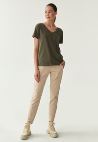 TATUUM NELISA - Lihtne T-särk - khaki green