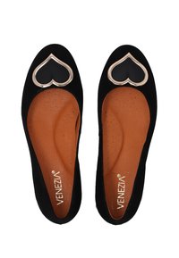 Černé semišové baleríny s černým srdíčkovým akcentem, zlatým lemováním a hnědou vnitřní podrážkou s perforovanou texturou. Rovný design, slip-on styl.